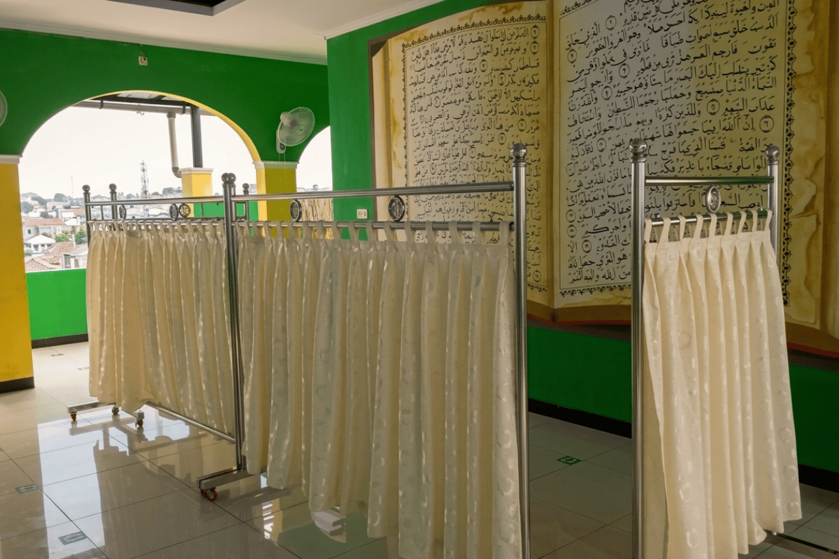 Mengatur Ruang Ibadah Multifungsi Tanpa Membuat Jamaah Merasa Sempit